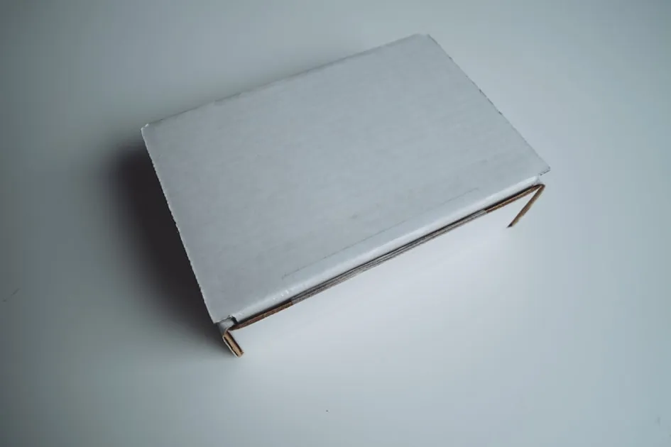 A closed white cardboard box on a white surface — Bán Hàng Online Tại Ocean Park - Từ Lắp Mạng Đến Gửi Hàng