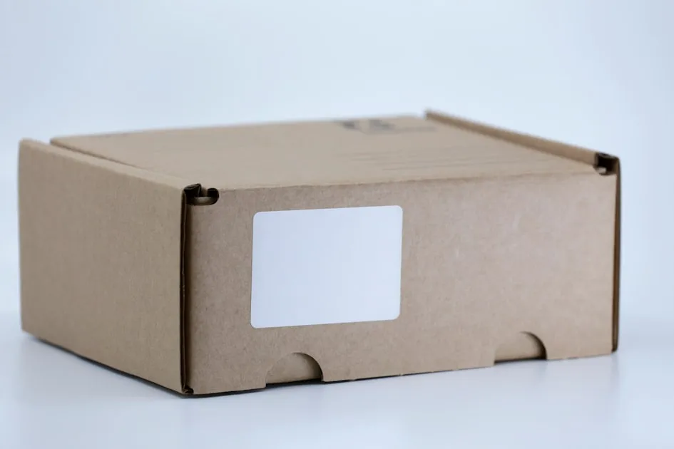 brown cardboard box on white table — Gửi Hàng COD Viettel Post - Hướng Dẫn Thu Tiền Hộ A-Z