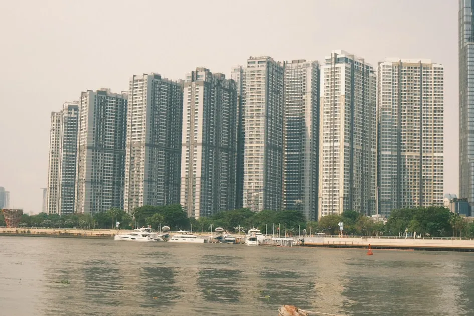 Modern high-rise apartment buildings line a waterfront with boats — Lắp Mạng Biệt Thự Shophouse Ocean Park