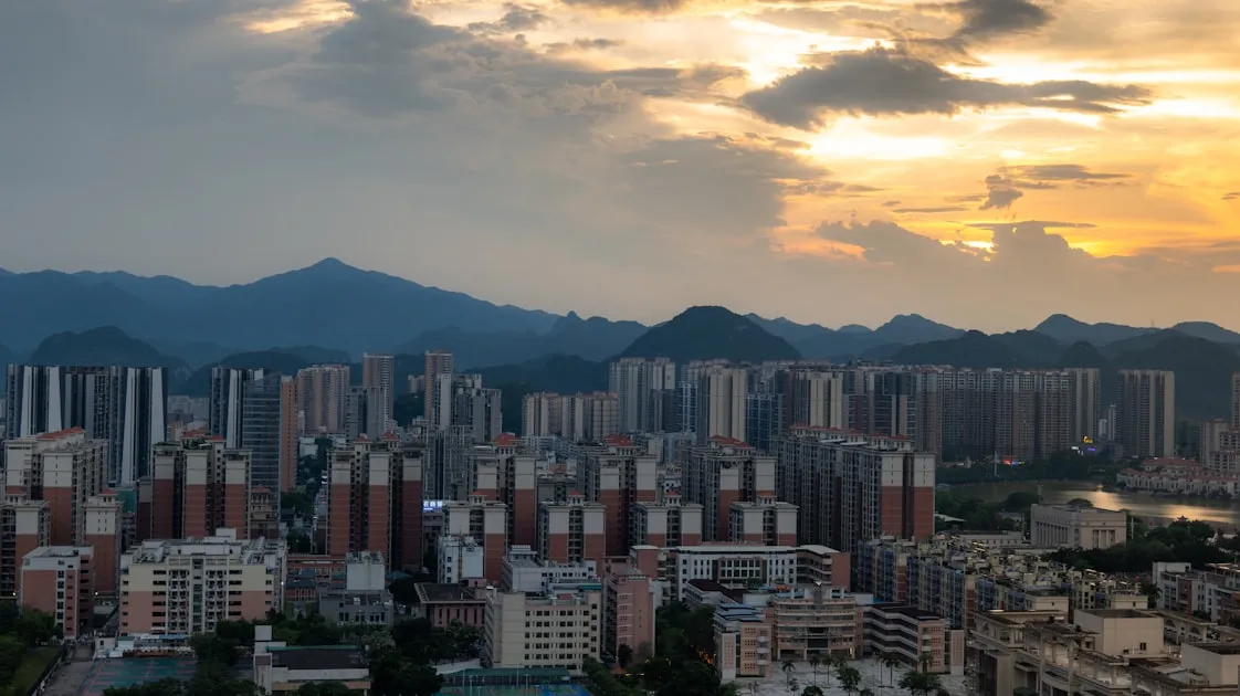 City skyline with mountains at sunset — Lắp Mạng Masteri Waterfront Ocean Park