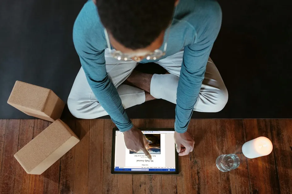 a man sitting on the floor using a tablet — Lấy Hàng Tận Nhà Ocean Park - Miễn Phí, Gọi Là Có