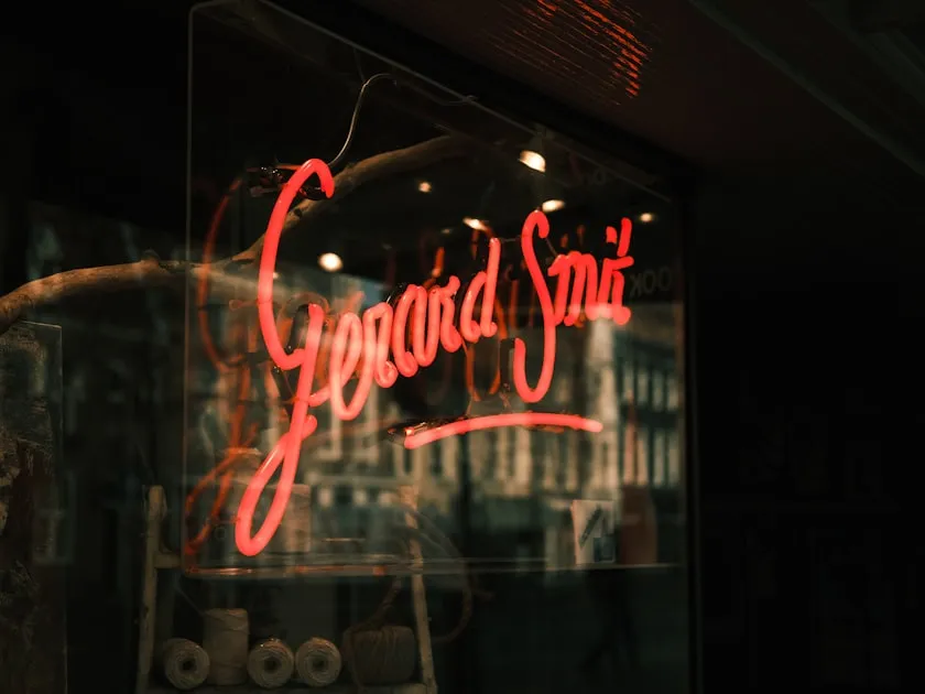 Some shots of a cool looking neon sign behind the window of a store in the city centre of Haarlem, the Netherlands — Sim Đ...