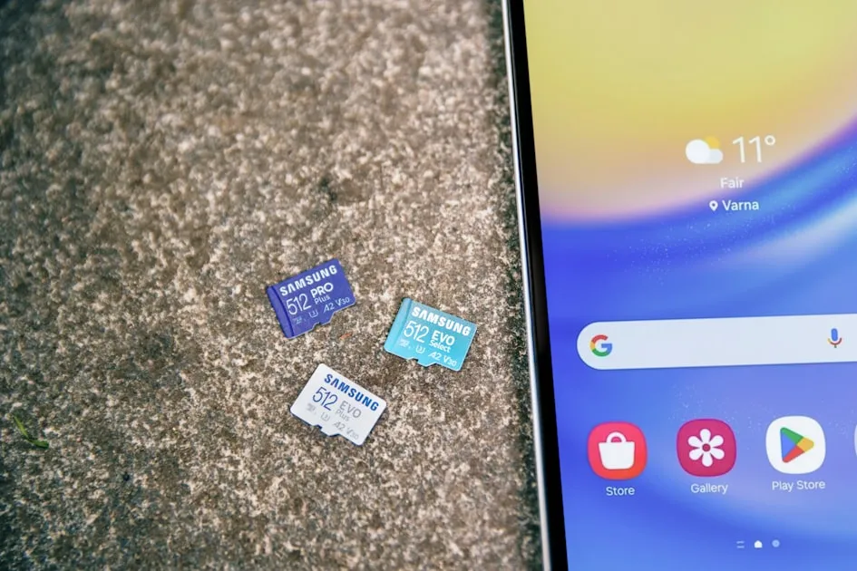A cell phone laying on the ground with some stickers on it — Sim Đôi Viettel Cho Cặp Đôi & Vợ Chồng — Số Đẹp Hợp Duyên