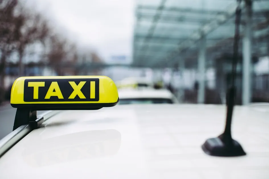 Taxi driver at the airport – get in and drive off — Sim Taxi ABAB/AABB Viettel — Dễ Nhớ Cho Kinh Doanh