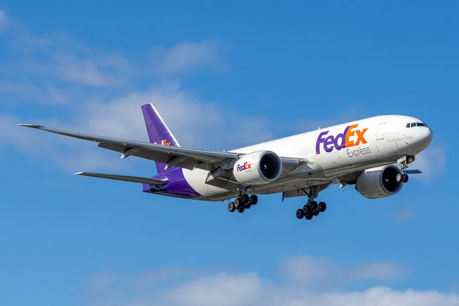 FedEx 777 on Final into Sydney Airports Runway 16R — Gửi Hàng Viettel Post Ocean Park 3 The Crown